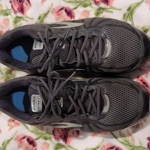 Brooks Beast men's tennis shoes